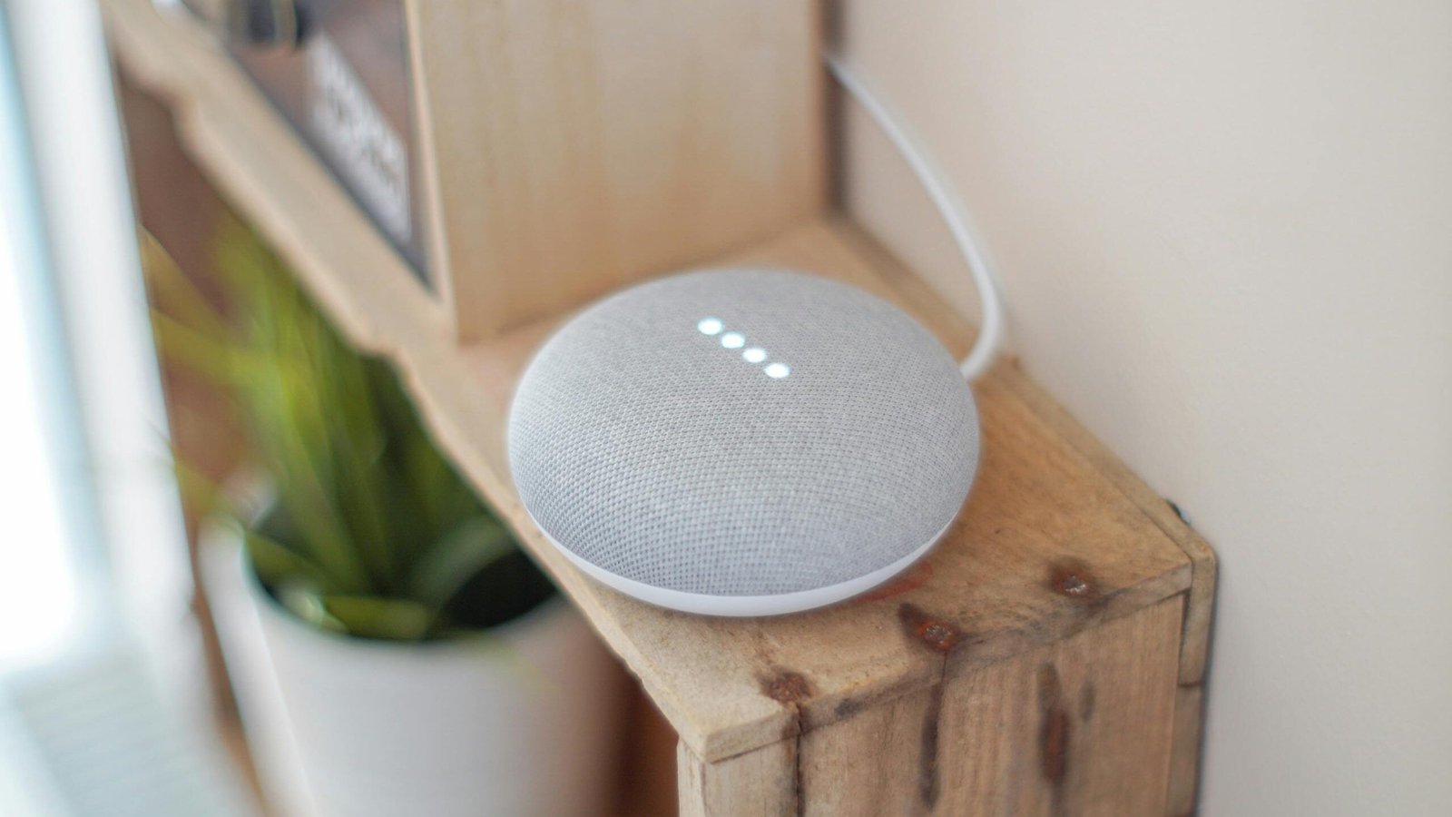 google home mini en un estante